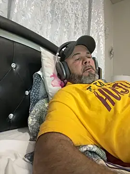 Snapshot of Cristian-Brayan chatting on 10-30-25, 10:49 Cristian-Brayan online show from 10-30-25, 10:49