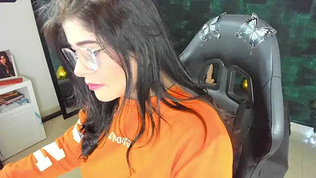 Snapshot of BellaFlaming chatting on 12-20-24, 11:00 BellaFlaming online show from 12-20-24, 11:00