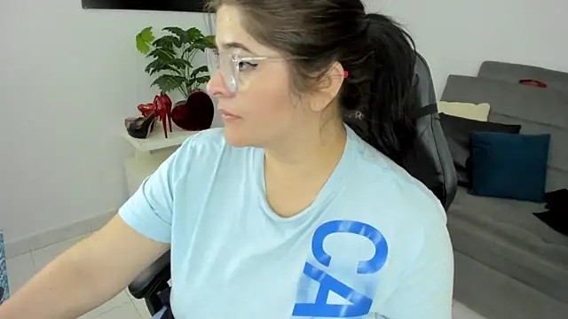 Snapshot of BellaFlaming chatting on 02-15-25, 09:15 BellaFlaming online show from 02-15-25, 09:15