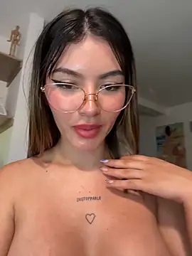 Snapshot of Your_Honeey chatting on 10-20-25, 04:24 Your Honeey online show from 10-20-25, 04:24