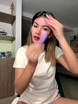 Snapshot of Your_Honeey chatting on 10-21-25, 03:18 Your Honeey online show from 10-21-25, 03:18