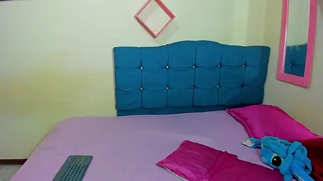 Snapshot of sweet1Girl chatting on 10-18-25, 12:06 sweet1Girl online show from 10-18-25, 12:06