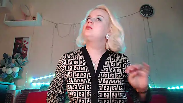 Snapshot of Karolina_love_ chatting on 01-09-25, 03:44 Karolina love online show from 01-09-25, 03:44