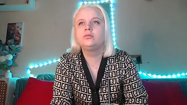 Snapshot of Karolina_love_ chatting on 01-25-25, 06:13 Karolina love online show from 01-25-25, 06:13
