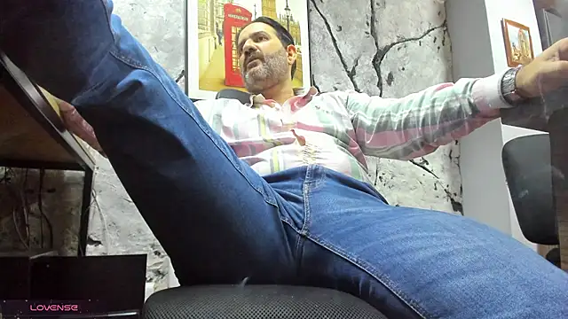 Snapshot of Maxi_TheBigDaddy chatting on 02-04-26, 03:18 Maxi TheBigDaddy online show from 02-04-26, 03:18