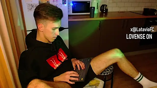 Snapshot of Midnighter_ chatting on 09-20-25, 01:17 Midnighter online show from 09-20-25, 01:17