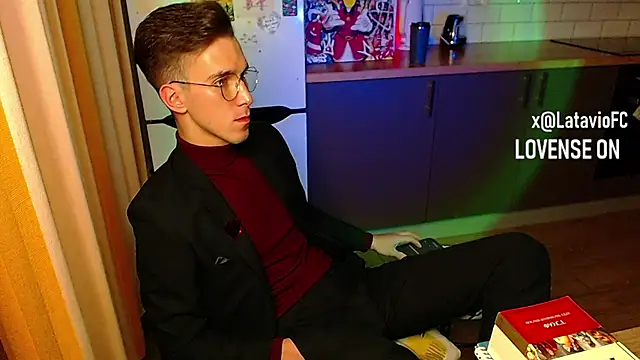 Snapshot of Midnighter_ chatting on 09-22-25, 03:19 Midnighter online show from 09-22-25, 03:19