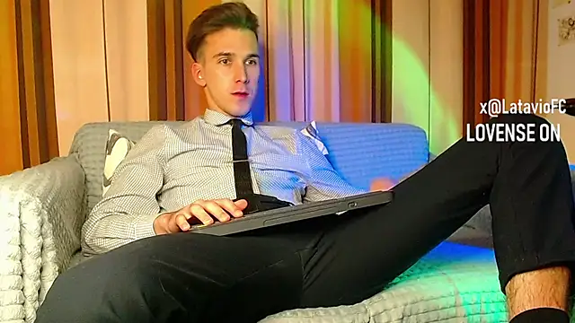 Snapshot of Midnighter_ chatting on 11-20-25, 05:01 Midnighter online show from 11-20-25, 05:01