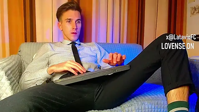 Snapshot of Midnighter_ chatting on 11-22-25, 12:53 Midnighter online show from 11-22-25, 12:53