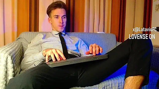 Snapshot of Midnighter_ chatting on 11-24-25, 09:03 Midnighter online show from 11-24-25, 09:03