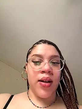 QueenNuttCollector online show from 11-21-25, 05:11