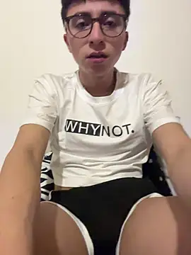 Snapshot of CamiRojas_boy chatting on 10-31-25, 04:13 CamiRojas boy online show from 10-31-25, 04:13