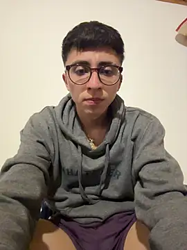 Snapshot of CamiRojas_boy chatting on 11-05-25, 04:12 CamiRojas boy online show from 11-05-25, 04:12