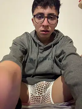 Snapshot of CamiRojas_boy chatting on 11-10-25, 04:22 CamiRojas boy online show from 11-10-25, 04:22