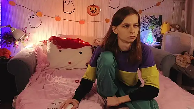 Snapshot of Frank_Fraer chatting on 10-22-25, 04:07 Frank Fraer online show from 10-22-25, 04:07