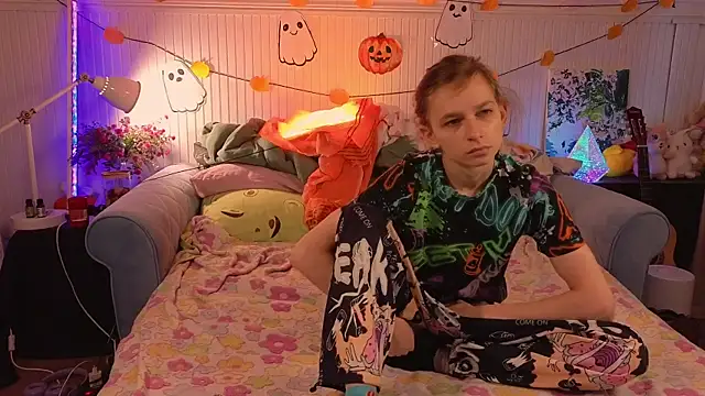 Snapshot of Frank_Fraer chatting on 11-08-25, 08:03 Frank Fraer online show from 11-08-25, 08:03