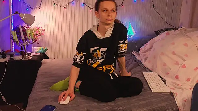 Snapshot of Frank_Fraer chatting on 11-26-25, 06:20 Frank Fraer online show from 11-26-25, 06:20