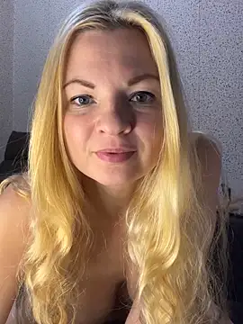 Snapshot of Julia_beauty chatting on 12-17-25, 09:43 Julia beauty online show from 12-17-25, 09:43