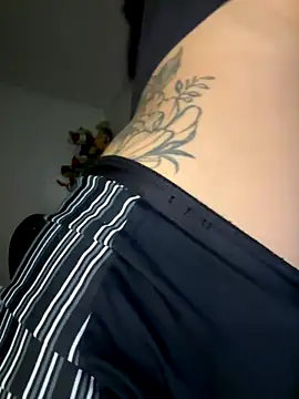 Snapshot of Valery_rhoades chatting on 12-20-25, 05:03 Valery rhoades online show from 12-20-25, 05:03