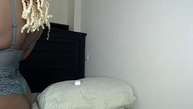 NIKKIE LOVE online show from 02-28-26, 08:59