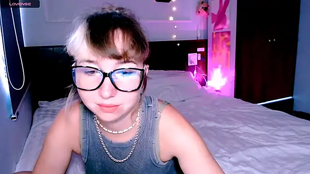 Snapshot of Cosmo_Riri chatting on 09-25-25, 05:00 Cosmo Riri online show from 09-25-25, 05:00