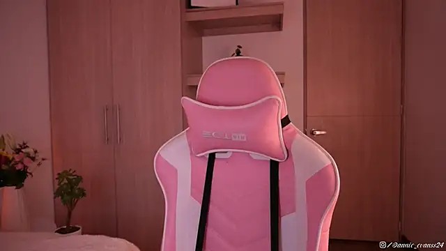 Snapshot of annie24_evans chatting on 03-05-25, 11:05 annie24 evans online show from 03-05-25, 11:05