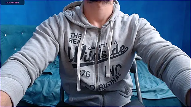 Snapshot of alex_blu chatting on 10-08-25, 10:35 alex blu online show from 10-08-25, 10:35