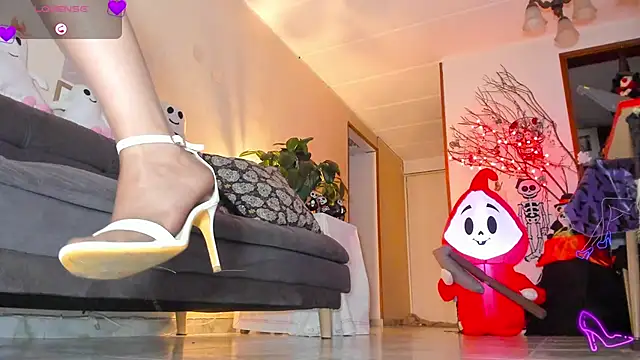 Snapshot of charlize_legs chatting on 10-10-25, 11:15 charlize legs online show from 10-10-25, 11:15