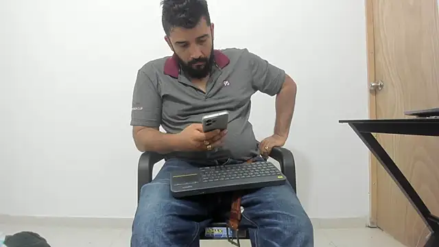 Snapshot of isearchcompany chatting on 11-19-25, 01:44 isearchcompany online show from 11-19-25, 01:44