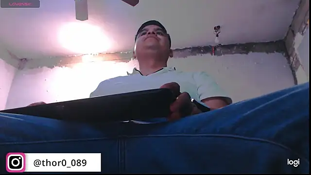 Snapshot of thor000089 chatting on 10-14-25, 04:35 thor000089 online show from 10-14-25, 04:35