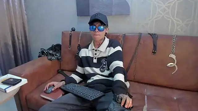 Snapshot of AcidMilo chatting on 12-09-24, 01:02 AcidMilo online show from 12-09-24, 01:02