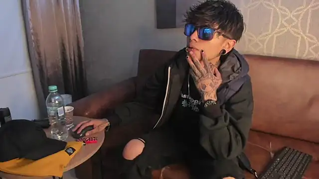 Snapshot of AcidMilo chatting on 12-12-24, 01:06 AcidMilo online show from 12-12-24, 01:06