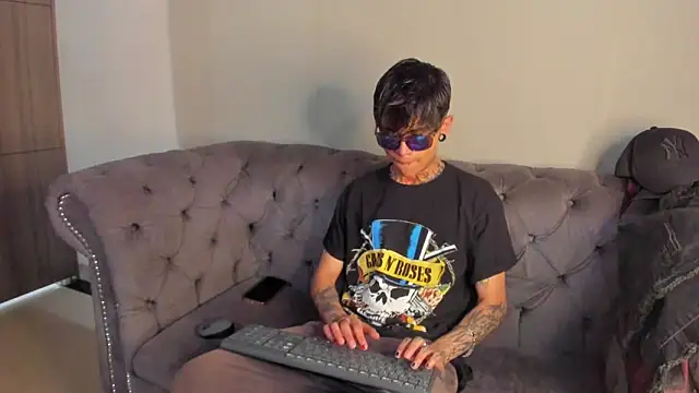 Snapshot of AcidMilo chatting on 12-15-24, 04:26 AcidMilo online show from 12-15-24, 04:26