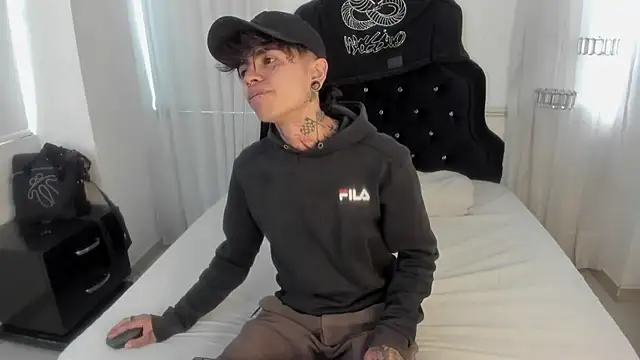 Snapshot of AcidMilo chatting on 12-18-24, 01:02 AcidMilo online show from 12-18-24, 01:02