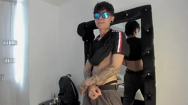 Snapshot of AcidMilo chatting on 12-18-24, 04:06 AcidMilo online show from 12-18-24, 04:06