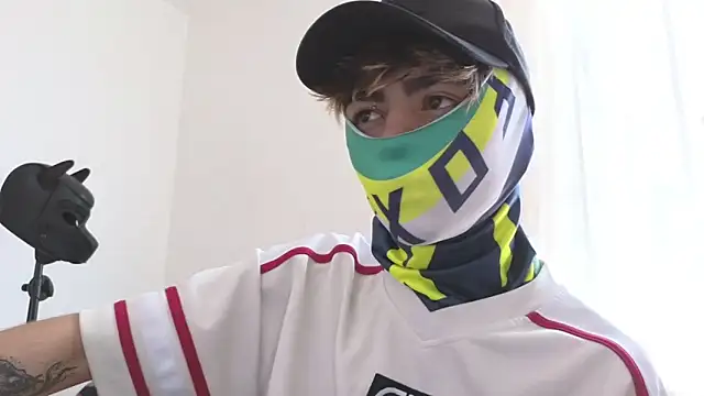 Snapshot of AcidMilo chatting on 02-16-25, 01:49 AcidMilo online show from 02-16-25, 01:49