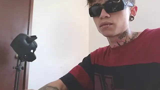 Snapshot of AcidMilo chatting on 02-21-25, 09:11 AcidMilo online show from 02-21-25, 09:11