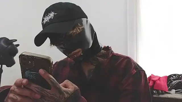 Snapshot of AcidMilo chatting on 03-04-25, 08:27 AcidMilo online show from 03-04-25, 08:27