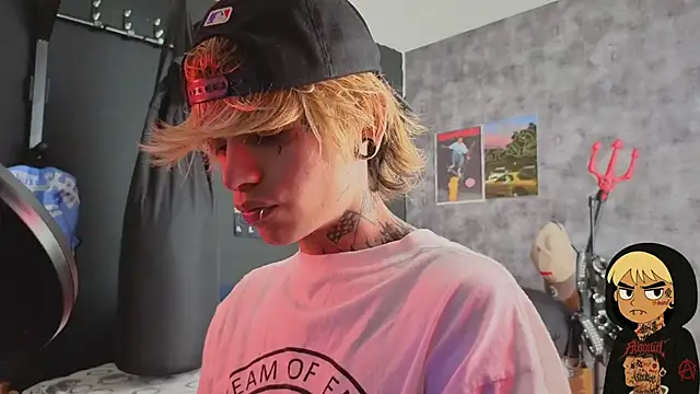 Snapshot of AcidMilo chatting on 10-24-25, 02:35 AcidMilo online show from 10-24-25, 02:35