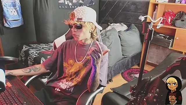 Snapshot of AcidMilo chatting on 11-29-25, 05:27 AcidMilo online show from 11-29-25, 05:27