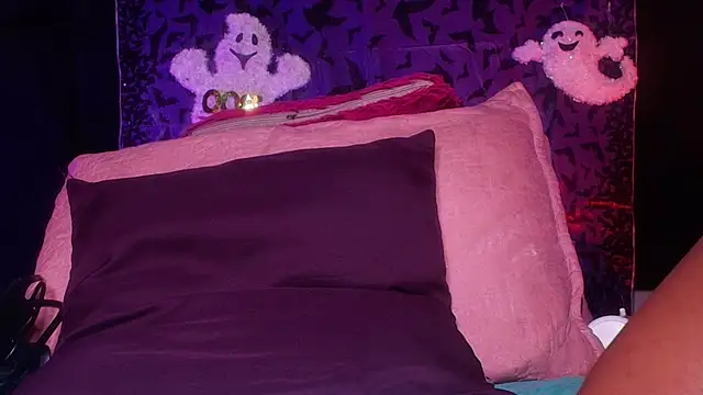 naomi kyse online show from 10-22-25, 03:07