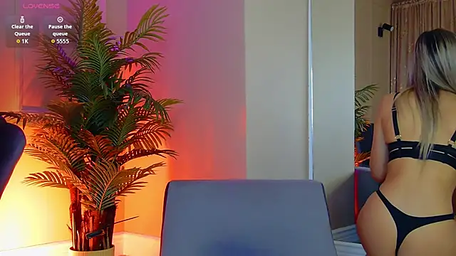 Avril Cyrus online show from 11-19-25, 08:14