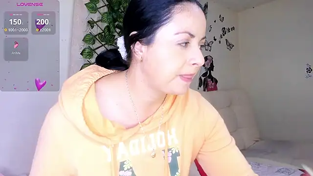 Juli Castillo8 online show from 11-07-25, 01:11