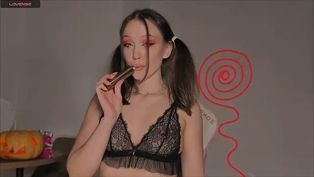 Amelia Lein online show from 10-31-25, 09:05