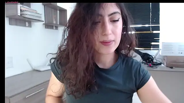Snapshot of MIYESSI chatting on 03-06-25, 04:28 MIYESSI online show from 03-06-25, 04:28