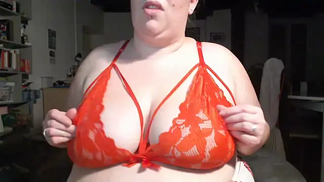 Snapshot of Lyvie_giant chatting on 02-19-25, 10:20 Lyvie giant online show from 02-19-25, 10:20
