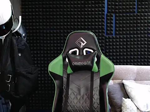 Snapshot of Curly_Angel24 chatting on 10-19-25, 10:32 Curly Angel24 online show from 10-19-25, 10:32