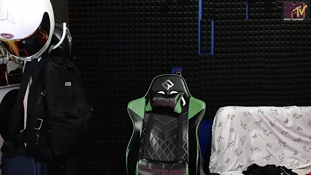 Snapshot of Curly_Angel24 chatting on 11-26-25, 12:44 Curly Angel24 online show from 11-26-25, 12:44