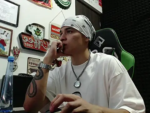 Snapshot of Curly_Angel24 chatting on 11-30-25, 01:20 Curly Angel24 online show from 11-30-25, 01:20