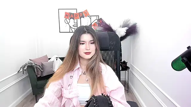 AnneTLi online show from 10-22-25, 03:40